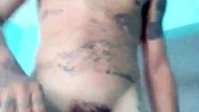 Magrinho leikkii isolla lelullaan olohuoneessa