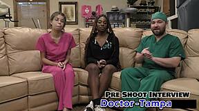 דוקטור טמפה, מתמחות צוחקות כשהן פורסות תחת בלטקס