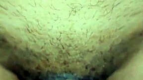 Hej, poglej to sissy, kako prsti rit in piša stoječ