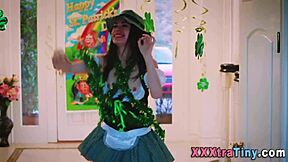 Nie mogę uwierzyć jak ta mała 18+ nastolatka ssie i jeździ na ogromnym kutasie z taką wprawą!