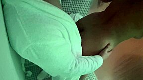 Sakra, moje kurva žena šuká s cizincem v sauně!