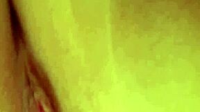 Abigail douche et rase sa chatte dans le bain.