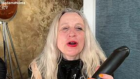 V latexovém korzetu sleduju divoký prolaps fisting s mega dildem. Je to intenzivní!