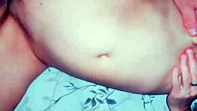 אישה פותחת את כל החורים בחוזקה בסקס אנאלי