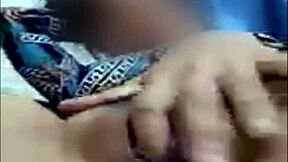 Asijská holka se oddává parnímu video hovoru sexu na WhatsAppu. Její kunda a prdel šílí muff diving.