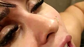 פוקר ארוטי הופך לסשן ליקינג לסבי