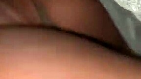 Boyfriend saya dan saya kongsi kote hitam dengan kawan dalam scene realiti homemade