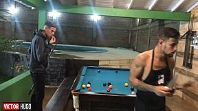 loira dando o cuzinho para meu amigo tatuado