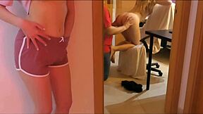 मैंने अपने बॉयफ्रेंड को अपनी छोटी 18+ सिस्टर को हार्ड बैंग करते हुए पकड़ लिया