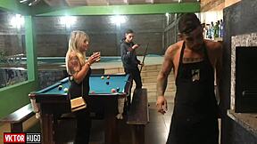 loira dando o cuzinho para meu amigo tatuado