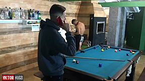 loira dando o cuzinho para meu amigo tatuado