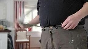 Kris stari čovek radi striptiz sa prljavim pričama i cepanim odećom.