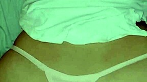 Dogi stil dvostruka penetracija sa seksi Filipinkom vibratorom i kurcem