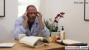 यह मैन उसके आसपास के सभी शेमेल्स को बेंट ओवर डॉगीस्टाइल और हार्डकोर कॉक एक्शन से हैंडल करता है।