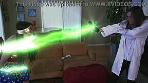 Aubree Valentine kot Wonder Woman intenzivno uporablja laso na ogromnem kurcu.