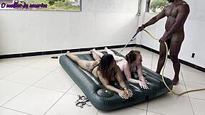 Garoto ajuda putas e é recompensado com foda dura