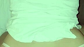 Doggystyle dobbelt penetration med sexet filipina vibrator og pik