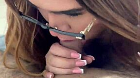 Όμορφη Λατίνα ρουφάει καβλί από κοντά