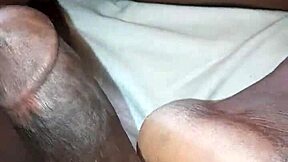 Chlápek šuká manželku šéfa, zatímco spí!