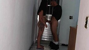 Esposa Vagabunda Paga Entregador com GARGANTA PROFUNDA ÁSPERA, Marido Corno Assiste!