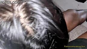 Dostal jsem sebou při sledování porna s nevlastní dcerou a použil její obří prsa na vymlečení mého kouře