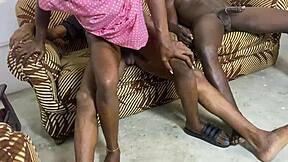 Två polare turas om att knulla stora tuttar-tjejen i gäng. Rövpangning!