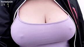 Rocio kiusoittelee isoilla tisseillä aamukävelyllä ulkona 😍