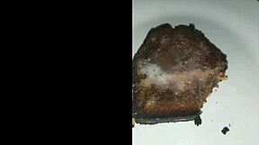 Bolo com porra in blowbang bukkake.