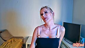 Victoria Belle, cougar děvka, dostává tvrdě šukanou v divokém mmf trojce