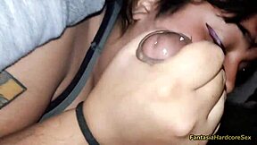 Dostal jsem sebou při sledování porna s nevlastní dcerou a použil její obří prsa na vymlečení mého kouře