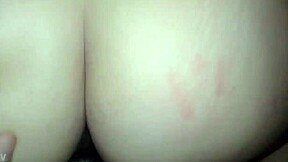 mi novia hermosa enjoys a quiet evening at home