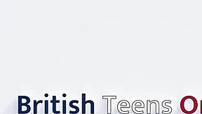 فتاتان بريطانيتان تعطيان معجب محظوظ يد. يجعلانه يشعر بالتميز.