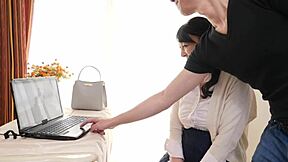 Istri Enam Puluh Tahun Kyoko Harada Kembali untuk Threesome Panas dengan Aksi Payudara Besar