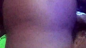 Jeg rider langsomt den store sorte monster pik