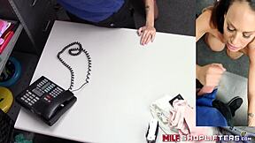 Chytil jsem brunetku MILF McKenzie Lee při krádeži v obchodě doggystyle