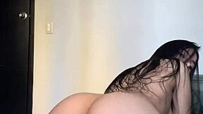 Naked babe dances, moving her big ass and opening asshole for you! Sexy 18 19 yo twerks in high definition.