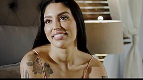 Lesbisk strap-on-action med hvite og latinske eksperter i scene 4