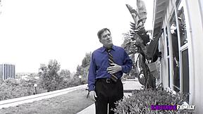 हेय सौतेला डैड, क्या मुझे इसके लिए एक्स्ट्रा कैश मिल सकता है?