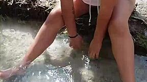 Puta Mexicana Exhibi�ndose En Peque�o R�o P�blico Ense�a Las Tetas Y El Co�o Sin Miedo