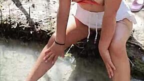 Puta Mexicana Exhibi�ndose En Peque�o R�o P�blico Ense�a Las Tetas Y El Co�o Sin Miedo