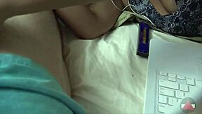 Gezinti Asyalı POV el işine canavar siki yatak odasında getiriyor