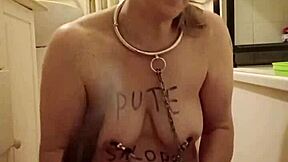 Esclave maison fessée et liée avec ceinture en public