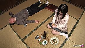 Tlustí staří chlapi svádějí japonskou pannu teen!