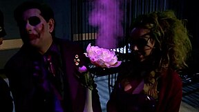 कैटवुमन जेनिफर डार्क प्रिजन केज में 3वे