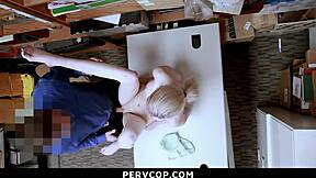 Тийн заподозряна смуче на ченге в гаража, за да избегне запис!