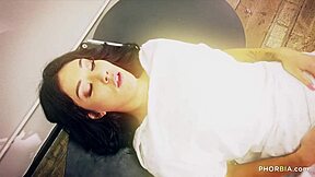 Fantiserar om två läkare, Megan Maiden och Jonah Marx, som teamar upp med Wolf Hudson för en vild sjukhusscen