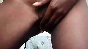 मेरी कर्वी एबनी बॉडी सहलाई तो चादर पर झड़ गई कसम