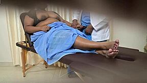 Indijski zdravnik ujet pri jebanju pacienta na skriti kameri