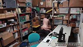 유니폼 입은 청년 완벽한 보지 드러내 거칠게 솔로 플레이