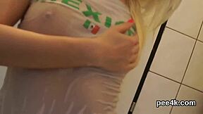 Striking babe receives warm pee in her juicy pussy and squirts intensely